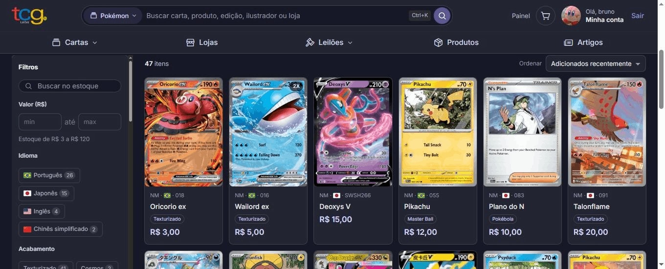 Vitrine de uma loja com cartas Pokémon em grade, filtros de idioma e acabamento à esquerda e preços em cada carta